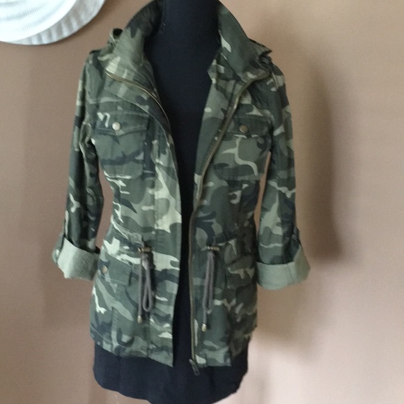 NWT Women’s Camouflage Hooded Jacket- Size M - Picture 1 of 3